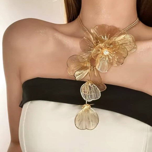 Zara Kate Middleton Famous Cascading Floral Necklace - Picture 15 of 16